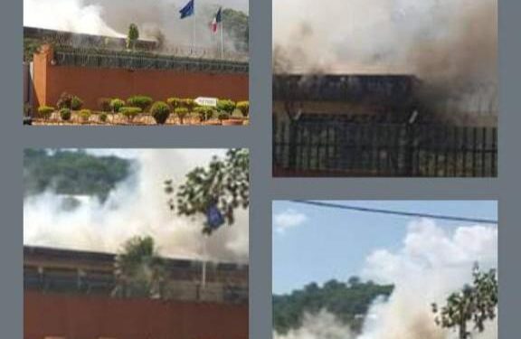 Centrafrique : L’Ambassade de France à Bangui incendiée
