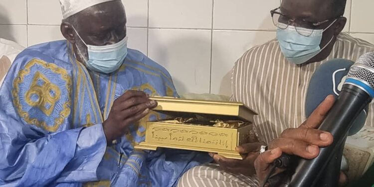 Leytaloul khadr : Thierno Madani Tall offre un exemplaire du Coran serti d’or à Macky Sall