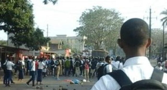 Lycée de Ndiaganiao : des élèves refusent de faire un examen puis séquestrent leurs professeurs