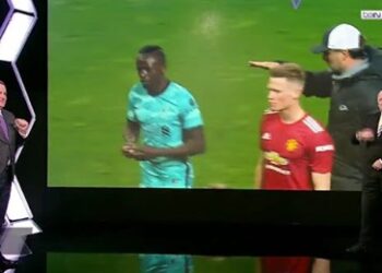 Sadio Mané refuse de serrer la main de Klopp à la fin du match contre Man United (Vidéo)