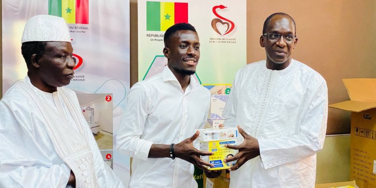 Don : Gana Gueye offre du matériel médical au ministère de la Santé