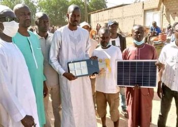 Le Dr Moussa Sow offre au marché central de Dahra 8 lampes solaires de 300 watts