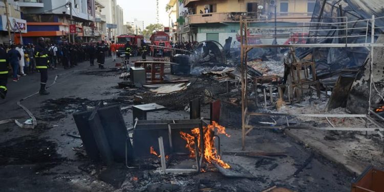 Incendie : Macky Sall promet d’offrir 75 millions aux marchands de la « Salle de Vente »