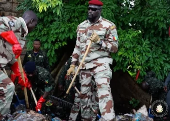 Guinée : Le Président Mamadi Doumbouya envoie ses ministres nettoyer Conakry !