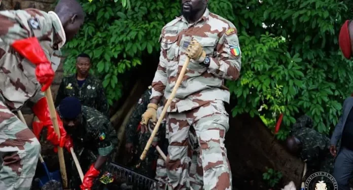 Guinée : Le Président Mamadi Doumbouya envoie ses ministres nettoyer Conakry !