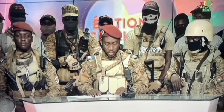 Burkina Faso : un officier annonce la destitution du chef de la junte à la télévision