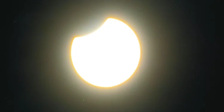 Astronomie : Une éclipse partielle de Soleil frôlera l’Afrique le 25 octobre…