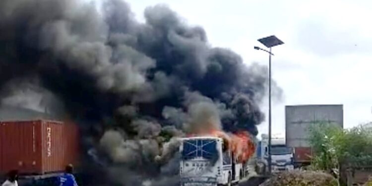 Manifestations au Sénégal : Un bus cible d’une attaque aux cocktails molotov, deux morts et des blessés signalés