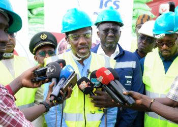 Renforcement de la Souveraineté Agricole : Le Secrétaire d’État aux Coopératives et à l’Encadrement Paysan en visite aux Industries Chimiques du Sénégal (ICS)