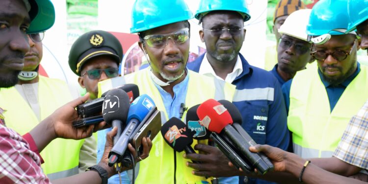 Renforcement de la Souveraineté Agricole : Le Secrétaire d’État aux Coopératives et à l’Encadrement Paysan en visite aux Industries Chimiques du Sénégal (ICS)